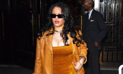 Rihanna zlatnožutom kombinacijom pokazala da monokromatski s