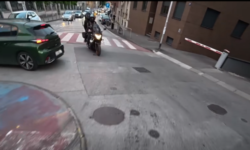 VIDEO Motociklist vozio u suprotnom smjeru i skrivio nesreću, traže ga