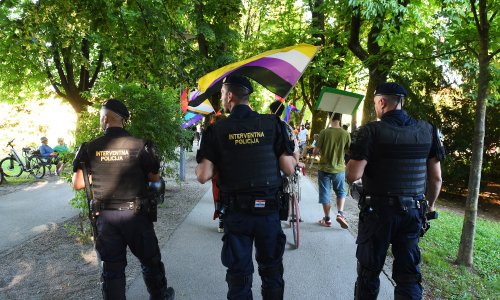 Karlovačka povorka ponosa: Zabranjena izložba poljubaca LGBT osoba