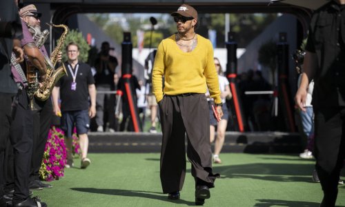 Kao s naslovnice: Lewis Hamilton u upečatljivoj Pradi dokazao da modu ima u malom prstu