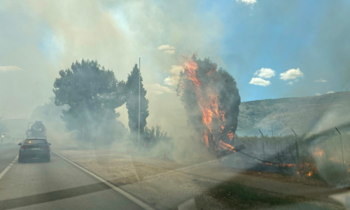 Veliki požar kod Mostara: Vatra prijeti magistrali, područje prekriveno gustim dimom