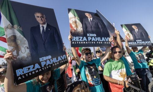 Više stotina ljudi prosvjedovalo prije utakmice s Iranom, on im zaprijetio