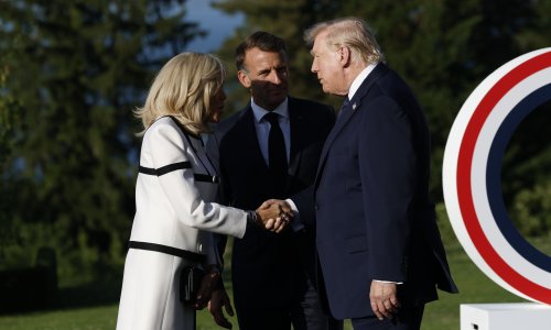 Trump opet u elementu: Pogledajte neugodno rukovanje s Brigitte Macron