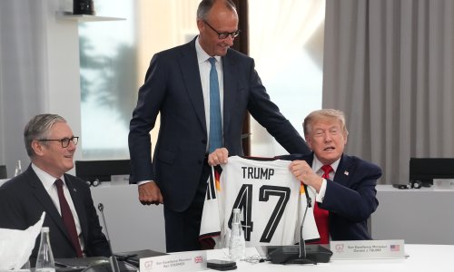 Trumpu stigli pokloni za rođendan: Evo što je dobio od Merza na summitu G7