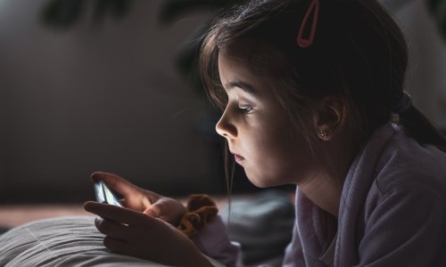Djeca su pred ekranima od najranije dobi. Evo kako to utječe na njihov san i ponašanje