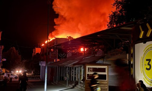 Rusi poslali val dronova i bombi na Ukrajinu: Zapaljena stambena zgrada i trgovački centar