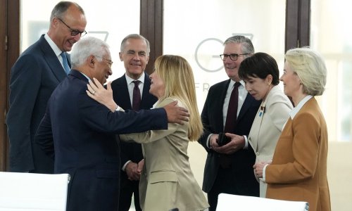Mikrofoni otkrili što se događalo iza kulisa G7: Meloni prestala pušiti, Trump 'ukrao' Macronu sat