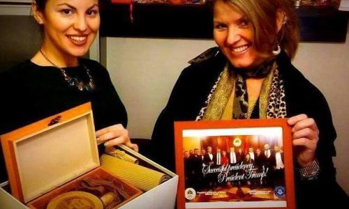 Trumpu poklon nosi žena koja traži ispriku zbog bombardiranja Srbije