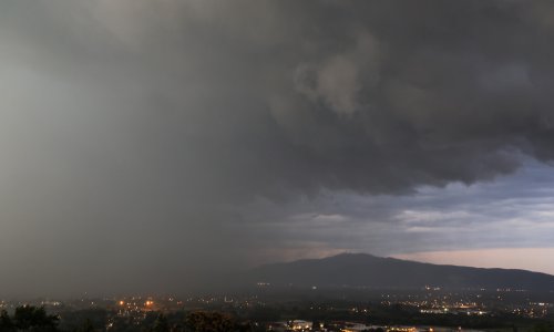 Najavljeno nevrijeme stiglo do Zagreba: Za dvije regije upaljen meteoalarm
