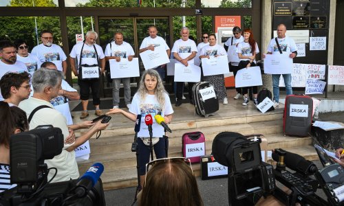 VIDEO Veterinari s kovčezima stigli ispred Ministarstva: Hitno obustavite ilegalni natječaj