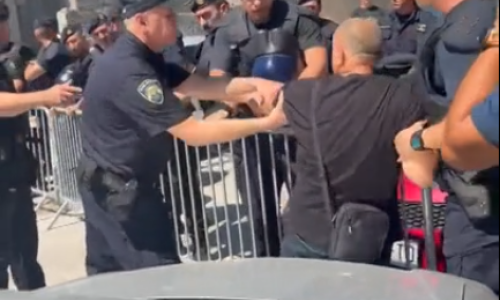 Keleminec ponovno krenuo pred stan roditelja Borisa Dežulovića: Ovaj put policija ga je 'zagrlila'