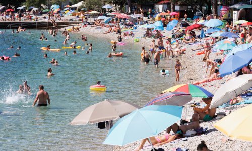 Policajci su je reanimirali i spasili ženu na plaži u Medveji