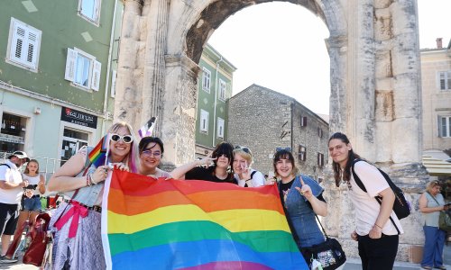 FOTO U Puli održana treća Povorka ponosa: 'Daj si kuraja, iščimo si prava'