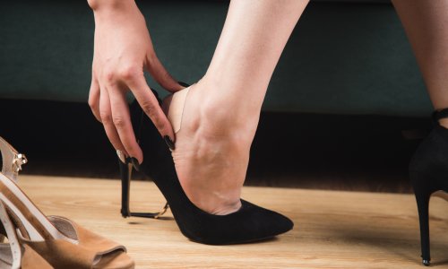 Kupili ste nove cipele, a one vas nemilosrdno žuljaju? Ovaj trik u 10 minuta rješava problem žuljeva