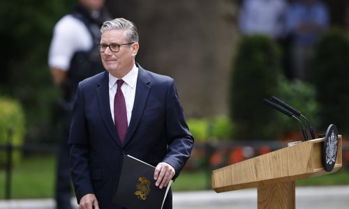 Više nije premijer, a sada ni parlamentarac: Starmer podnio još jednu ostavku