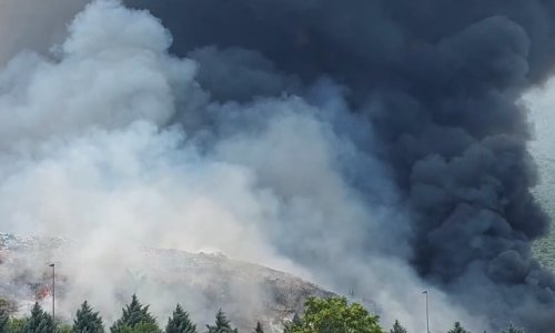 Veliki požar na odlagalištu otpada u Mostaru, stigla i vojska. Građane se poziva da ne izlaze