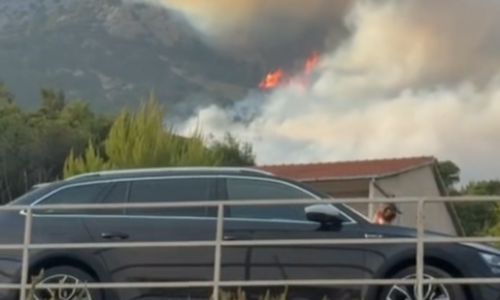 Požar na Hvaru zahvatio 10 hektara, vatrogasci spriječili širenje prema kućama