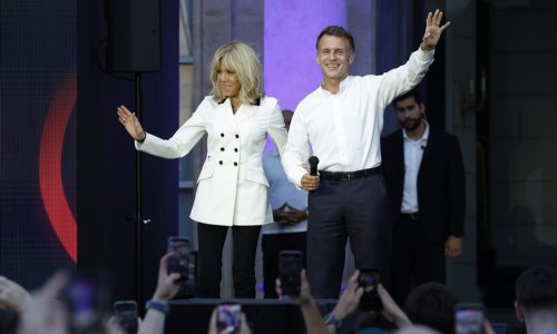 Jednostavno, a efektno: Brigitte Macron pokazala svu moć bijelog sakoa