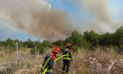 FOTO Udari munje prouzročili više požara u Dalmaciji, poznati razmjeri štete