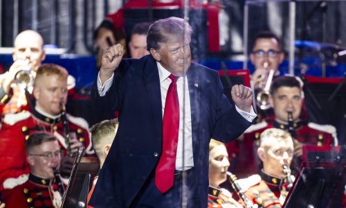 VIDEO Nadlijetali bombarderi, vijorile se zastave: Ovako je Trump otvorio veliko slavlje