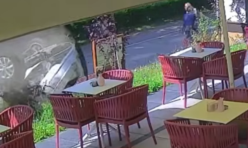 [VIDEO] Auto završio na krovu: Ozlijeđena jedna osoba, ali žrtava je lako moglo biti još