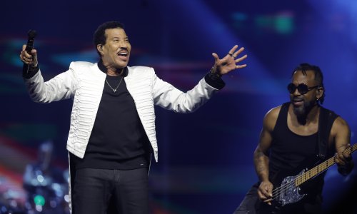 Lionel Richie zabrinuo obožavatelje: Napustio pozornicu nakon što mu je pozlilo