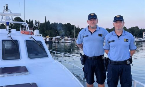 Bračni par iz Slovenije satima plutao na moru, u posljednji tren spasili ih hrvatski policajci