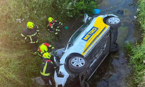 Auto završio na krovu u potoku: Ozlijeđeni trudnica i dijete, riječi mališana dirnuli sve