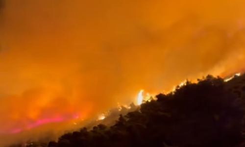 Situacija s požarom kod Komiže postaje ozbiljna: U pomoć stiže i četvrti kanader
