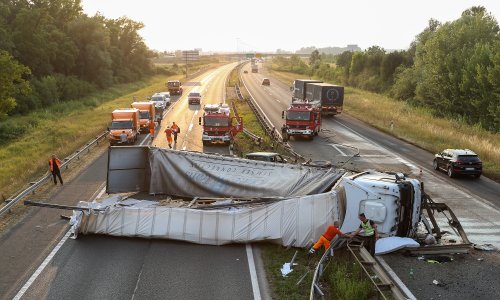 Nesreća na A3: Kamion probio ogradu i prevrnuo se