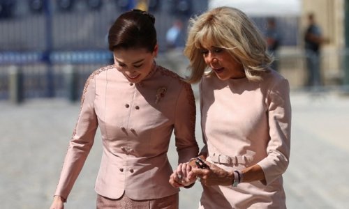 U puderastim tonovima: Brigitte Macron i kraljica Suthida oduševile besprijekornom elegancijom