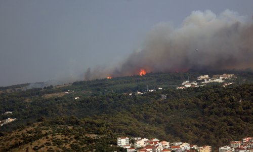 Nakon teške noći: Vatrogascima na Čiovu u pomoć stižu dva kanadera