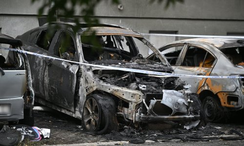 Drama na Trešnjevci: U požaru uništen BMW, oštećeni i drugi automobili i stanovi