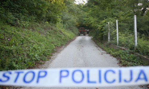 Muškarac (71) poginuo nakon pada pod traktor