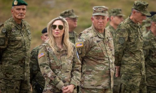 FOTO Američka veleposlanica stigla u Slunj: Pogledajte što je radila za vojnike