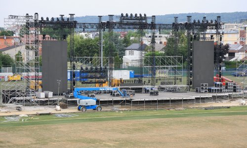 Impozantna pozornica i oprema: Pogledajte prizore priprema za Thompsonov koncert u Zaprešiću