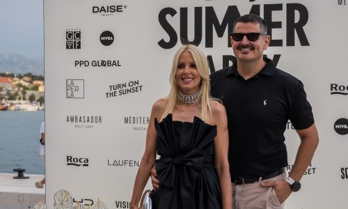 Zaljubljeni i modno usklađeni: Silvia Dvornik i Marko Pecotić Peco krali poglede na partyju u Splitu