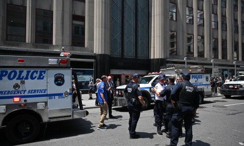 FOTO Ljudi u crnom popeli se na vrh Empire State Buildinga: Pogledajte transparent