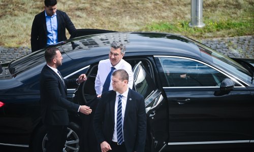 Blindirana limuzina u kojoj je bio Plenković se zadimila u centru Zagreba