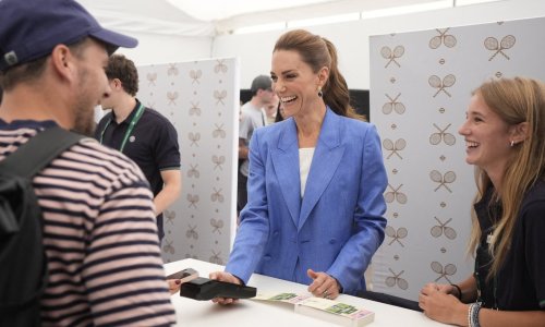 Iznenađenje na Wimbledonu: Princeza Kate prodavala ulaznice i oduševila navijače u redu