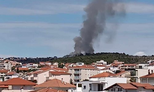 Čiovo opet gori: Vatrogasci pokušavaju zaustaviti širenje vatre, stiže kanader