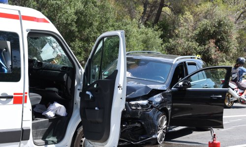 FOTO Težak sudar kod Šibenika: Mercedes se zabio u vozilo saniteta, šest osoba prevezeno u bolnicu