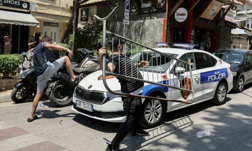 VIDEO Kaos ispred albanskog parlamenta: Letjela jaja i brašno, policija uzvratila suzavcem