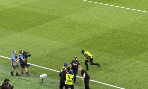 Pogledajte kako je navijač uletio na teren na utakmici Hrvatske i Portugala