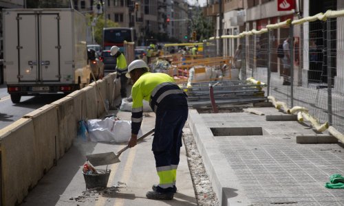 Radnici u Barceloni na temperaturama iznad 30 °C nose posebne narukvice. Evo o čemu se radi