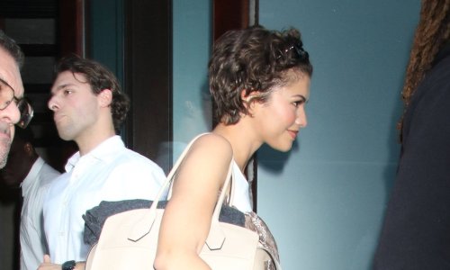 Zendaya odbacila štikle: Obična majica, traperice i cipele koje ili volite ili prezirete