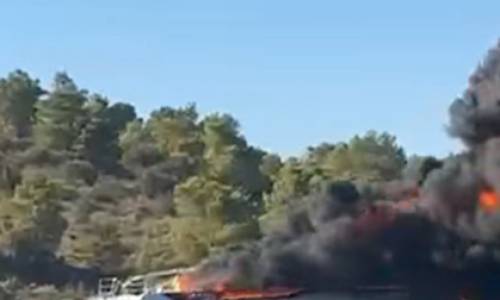 VIDEO Na Hvaru potpuno izgorio katamaran, potonuo na morsko dno