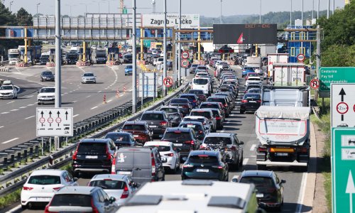 Počela velika smjena turista: Gužve prema jugu, bura otežava promet i plovidbu