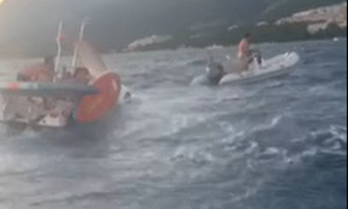 Drama na moru: Bura odnijela djecu na daskama, za njima krenuli roditelji na pedalini pa se i njih spašavalo