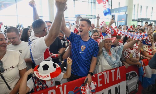 Vatreni bez Luke Modrića sletjeli u Zagreb. Dočekalo ih je više stotina navijača